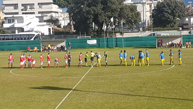 Le due squadre prima del fischio d&apos;inizio (GAZREG)