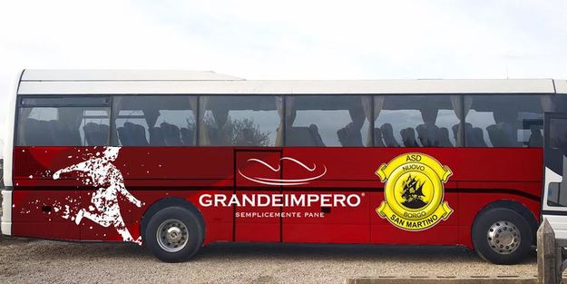 Il pullman che accompagnerà i tesserati del Nuovo Borgo San Martino nelle trasferte