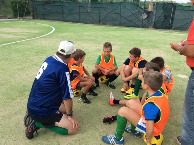 Responsabile delle scuola calcio del Querciaiola mentre parla con i ragazzi @Facebook