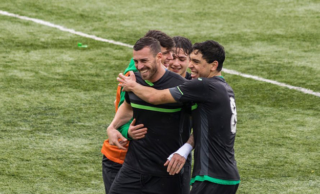Camilli abbracciato dai compagni (©Bastianelli)