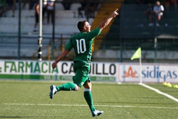 De Vena, capocannoniere dell&apos;Avellino