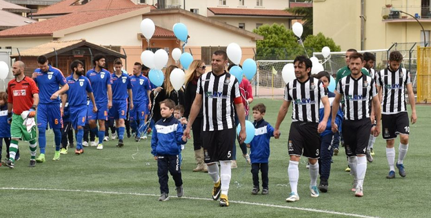 L&apos;ingresso in campo delle due squadre nella partita dell&apos;anno scorso @FbItri