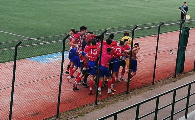 L&apos;Atletico Vescovio esulta dopo il gol liberatorio del 3-2 @Gaz_Reg