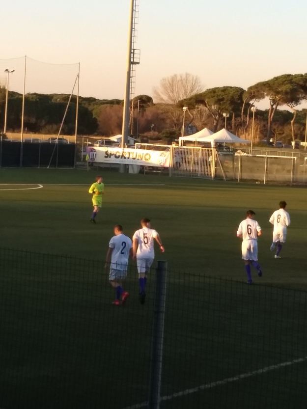 Di spalle con il numero 2 Carlini dell&apos;Ostiamare