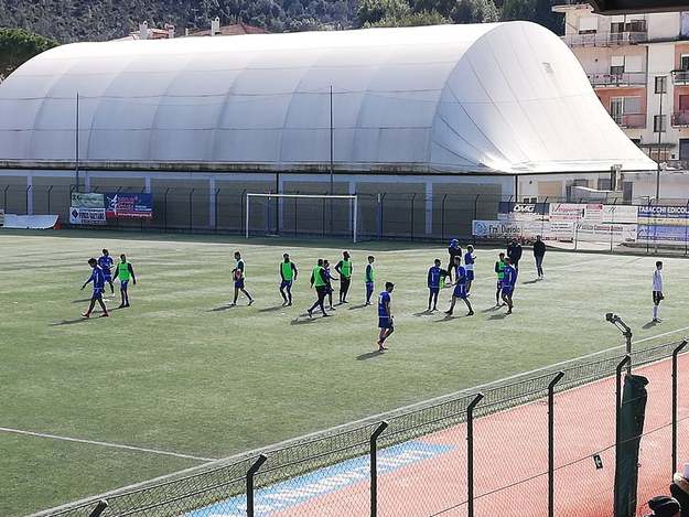 I calciatori dell&apos;Itri chiamati a raccolta sotto lo spicchio di &apos;Ultras&apos; di fede biancazzurra ©Gaz_Reg