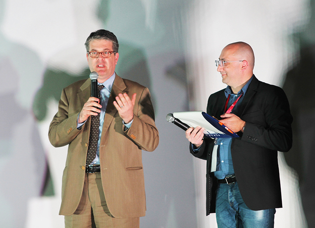 Il dott. Caputo (a sx) presenta il Torneo @De Cesaris