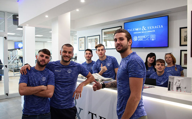 L&apos;ingresso della palestra con gli istruttori ©Conti