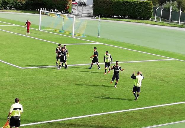 Uno scatto della gara d&apos;andata, con l&apos;esultanza dei calciatori gaetani ©Gaz_Reg