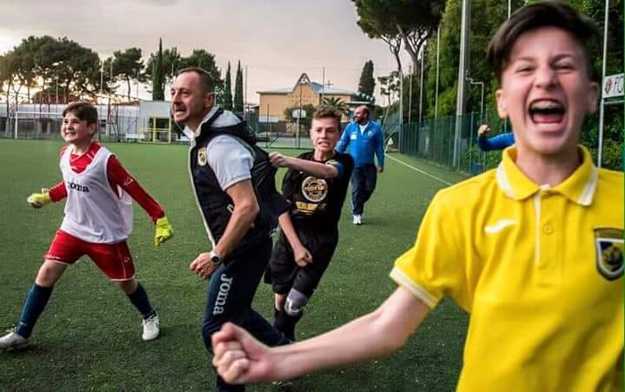 Mister Paolella con i suoi ragazzi