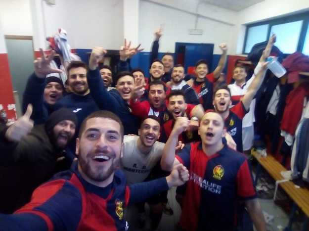 Selfie vittoria rossoblù ©ZenaMontecelioFacebook