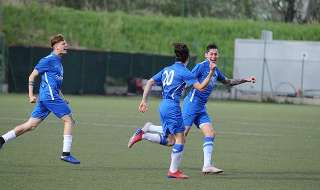 L&apos;esultanza dell&apos;Ateltico Vescovio al momento del gol contro il Montespaccato ©DelGobbo