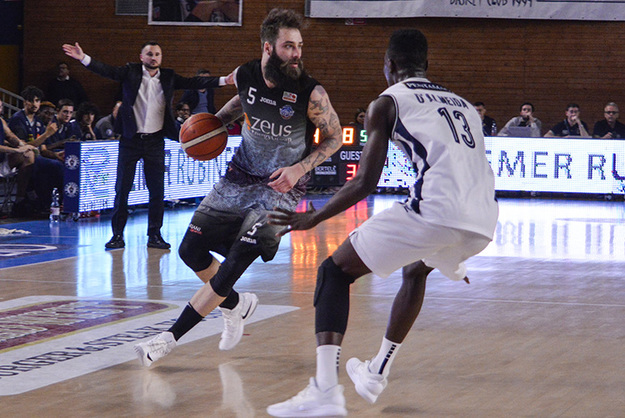 Zeus, Tomassini in azione