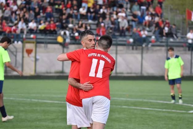 Simone Matozzo e l&apos;abbraccio con Yuri Fazi (foto Facebook)