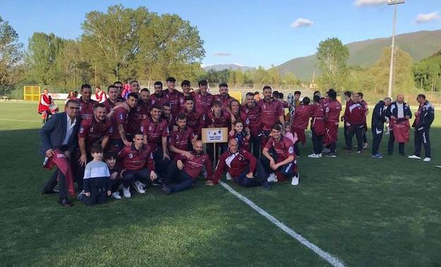 La Prima squadra della Tivoli 1919 in campo con la maglia celebrativa del centenario ©GazReg