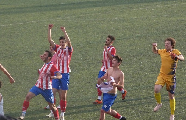 Esulta il Vescovio a fine gara: 2-4 al Salaria Sport Village (FOTO Gaz Reg)