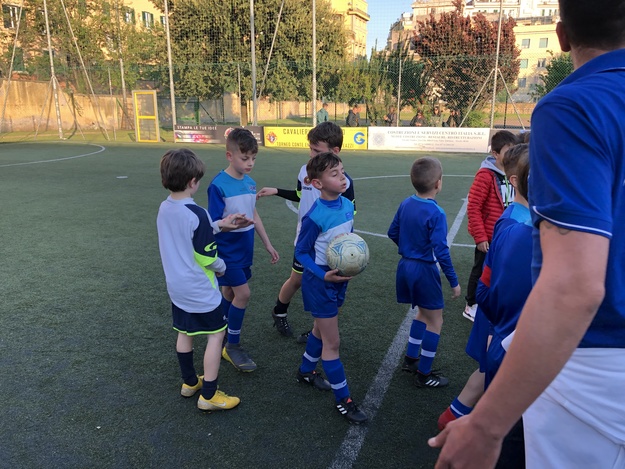 Le due squadre si salutano al termine della partita