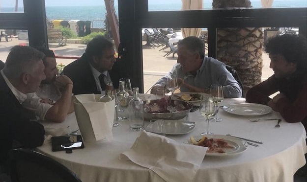 I vertici societari seduti a pranzo