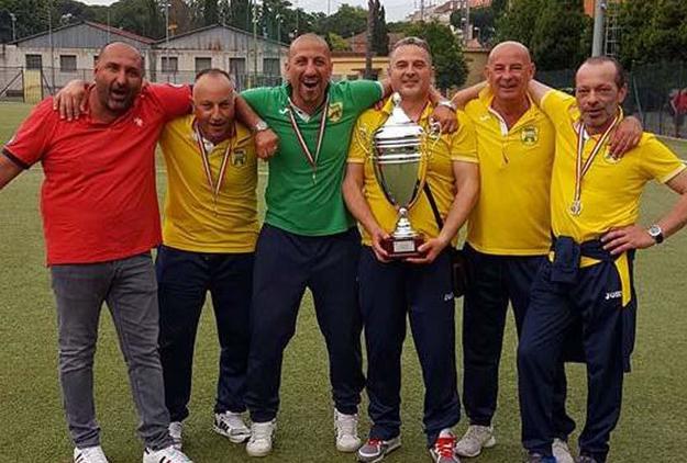 Alcuni membri dello staff della Pro Calcio Tor Sapienza festeggiano una vittoria