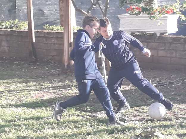 Due bambini giocano al termine della festa di presentazione 
