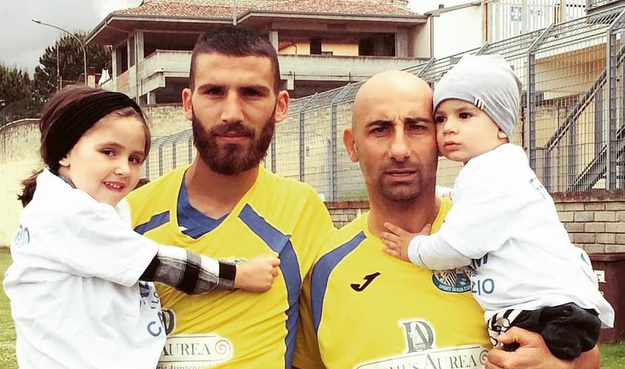 Marco Lonardo (a sinistra) e il capitano del Suio con i rispettivi figli ©Facebook