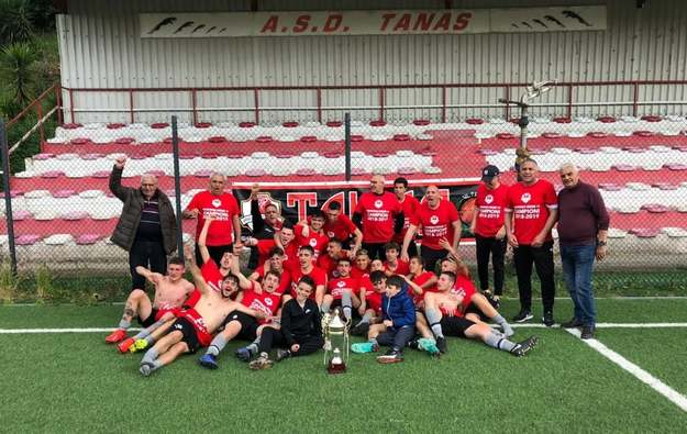 Fabio Ranieri con i suoi ragazzi davanti alla coppa ©SportingTanas 