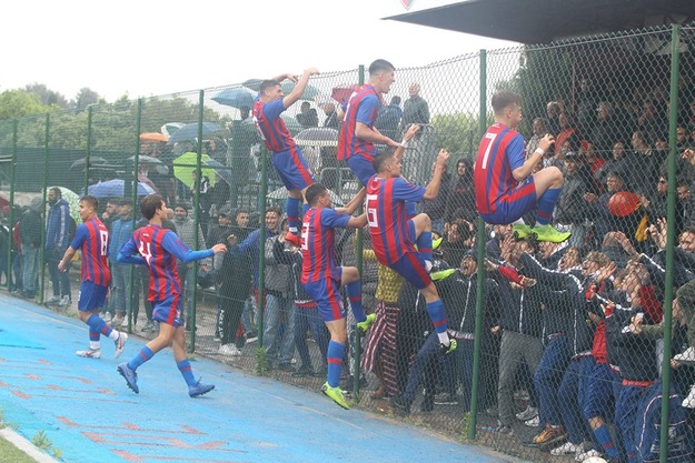 L&apos;esultanza finale della Tor Tre Teste con i propri sostenitori ©De Cesaris