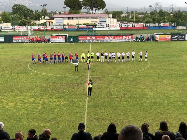 Le due squadre all&apos;ingresso in campo