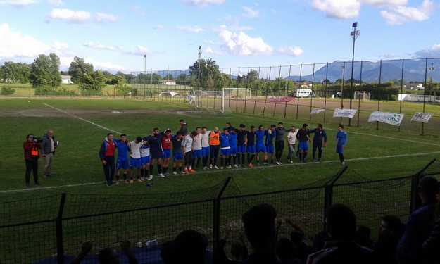 Il Roccasecca a fine gara a salutare i propri tifosi (foto GazReg)