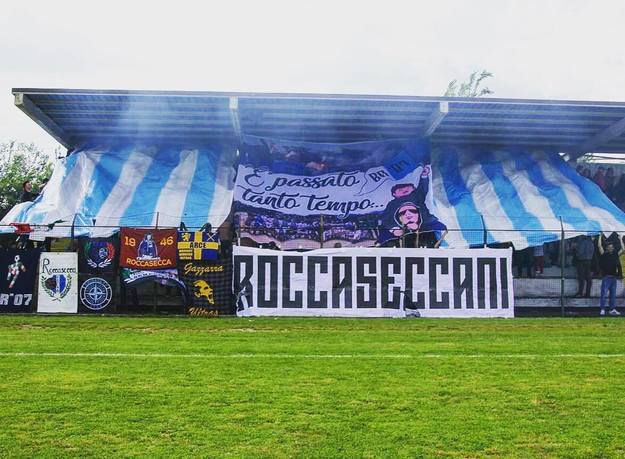 La straordinaria coreografia dei tifosi del Roccasecca ©Facebook