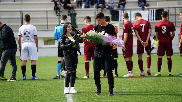 La consegna dei fiori ad Elena Ghigiarelli, sorella di Federico ©Paoluzzi  