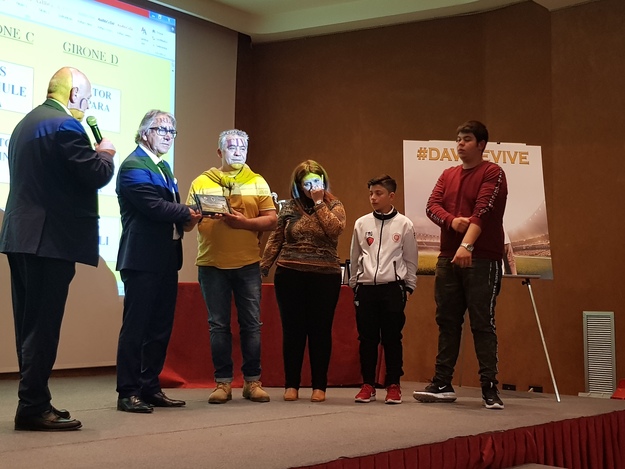 La consegna del premio alla famiglia Favetti