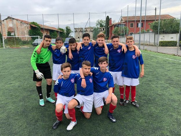 I ragazzi del SFF Atletico in posa dopo la vittoria 