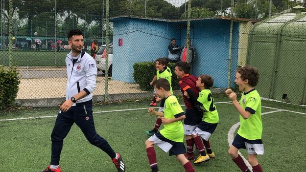 I ragazzi della Totti festeggiano dopo il rigore decisivo