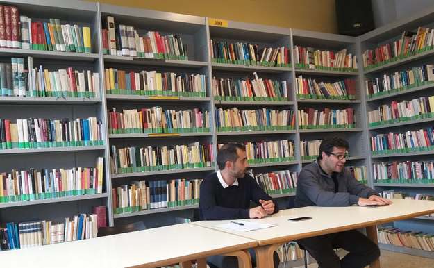 Nicola Cavaliere (a sinistra) ed Emiliano Monteverde (a destra) durante la riunione alla biblioteca Tortora ©GazReg