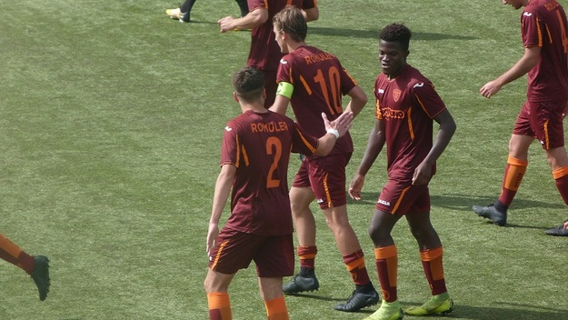 Silvestro da il 5 a Gnahe autore del quarto gol (FOTO GAZZETTA REGIONALE)