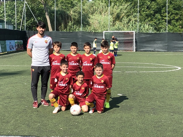 I &quot;Primi Calci&quot; della Roma in posa dopo la vittoria