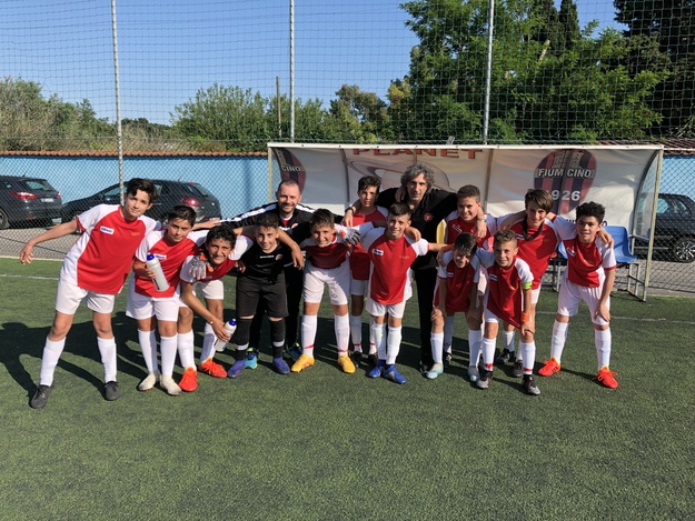 Squadra dell&apos;Arsenal G.S. in posa a fine gara dopo la vittoria