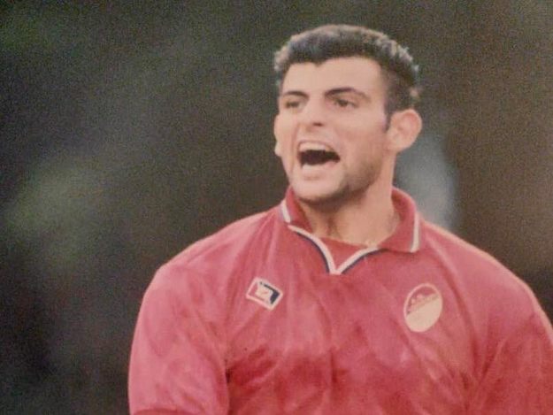 L&apos;esultanza di Mancini dopo l&apos;esordio con gol in Lodigiani-Catania a 17 anni