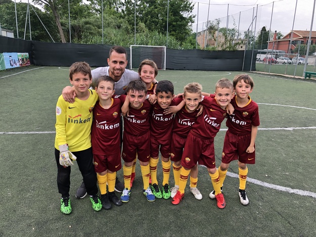 I &quot;Primi Calci&quot; della Roma in posa dopo la vittoria