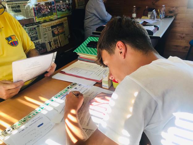 Roberto Delli Colli al momento della firma con la Vigor Perconti 